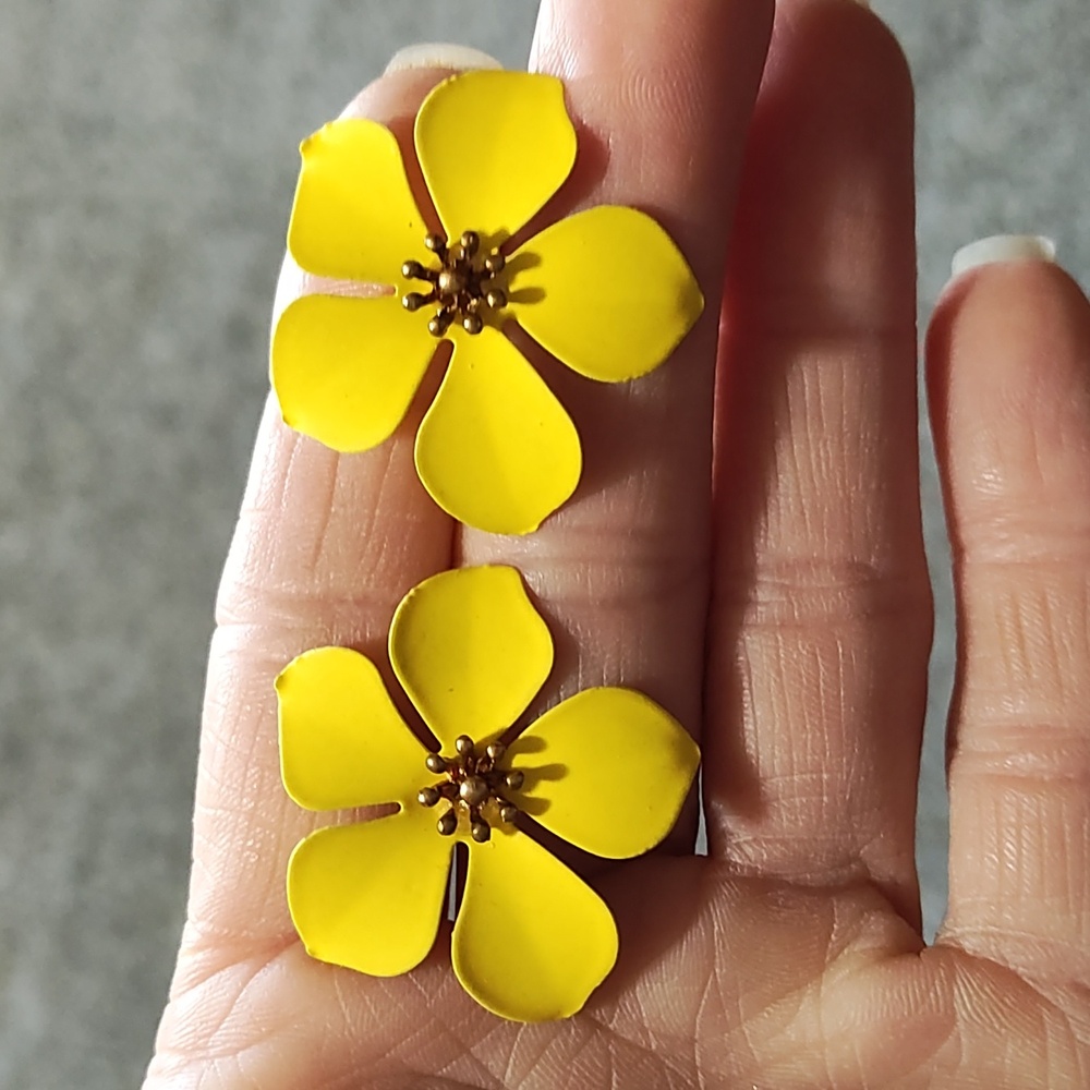 VINTAGE FLORAL YELLOW METAL GOLD-TONE DROP POST 1.3" EARRINGS - Picture 6 of 9